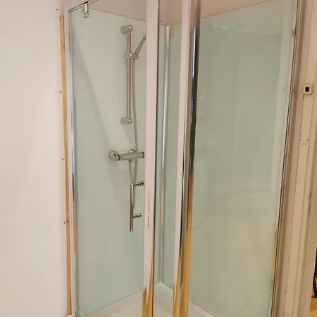 Backpackers Gelijkvloers-studio-slaapkamer-eetkamer-keuken 1 Ruimte-badkamer En-suite Apartmán